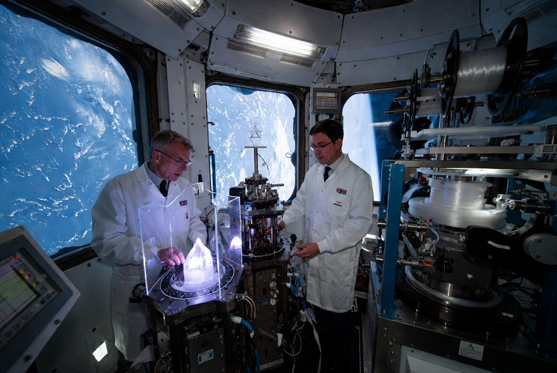 Великобритания поддержала производство на орбите: лекарства, чипы и оптоволокно вне Земли